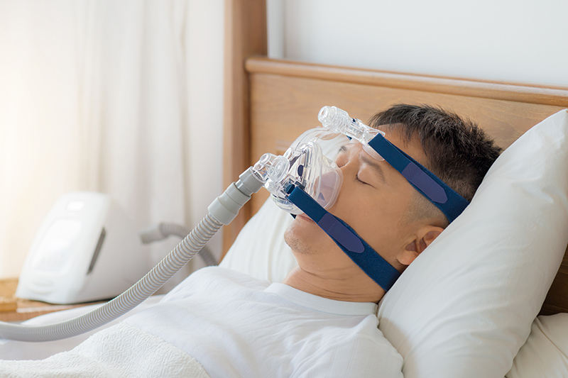 睡眠時無呼吸症候群の治療を受ける男性